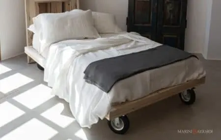 Letto singolo con ruote lenzuola di lino per arredo loft