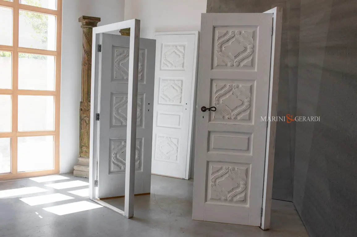 Porte per interni su misura in legno massello scolpite
