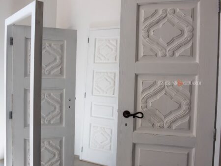 Porte su misura per interni in legno massello scolpite