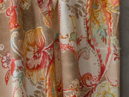 Tende shabby chic a vetro a fiori i colori caldi di primavera