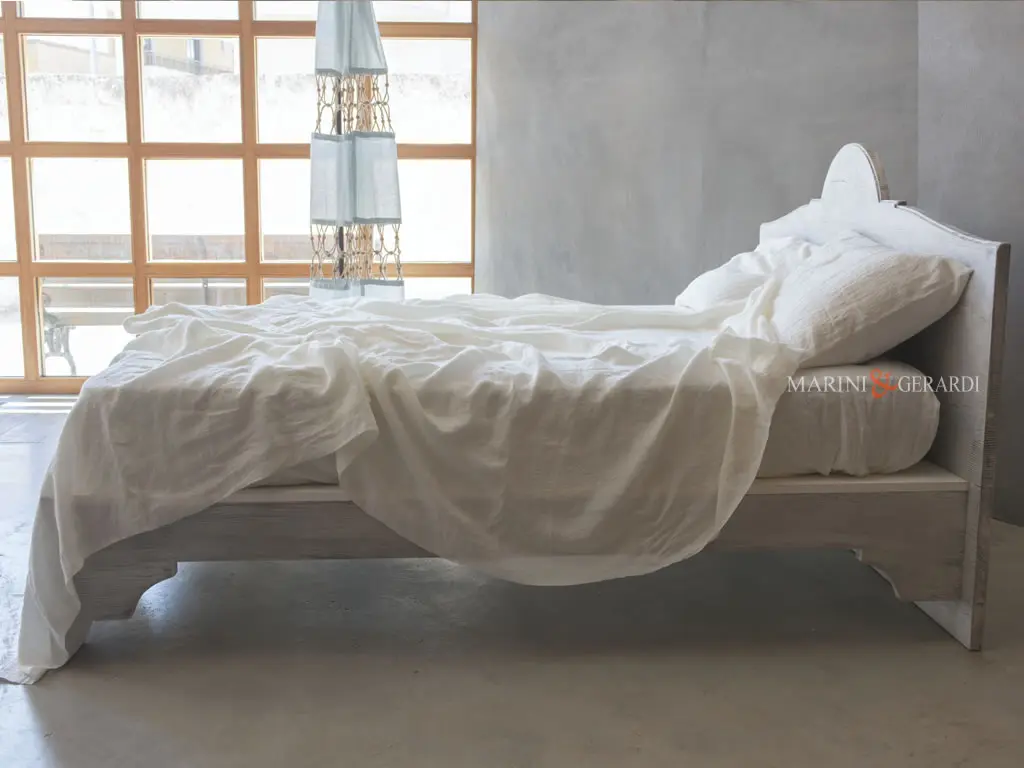 Letto in legno bianco shabby vintage