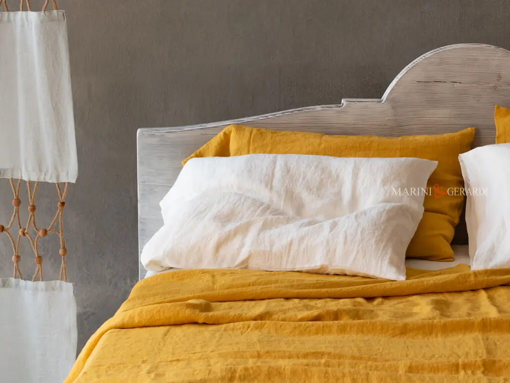 Letto in legno bianco shabby vintage lenzuola in lino