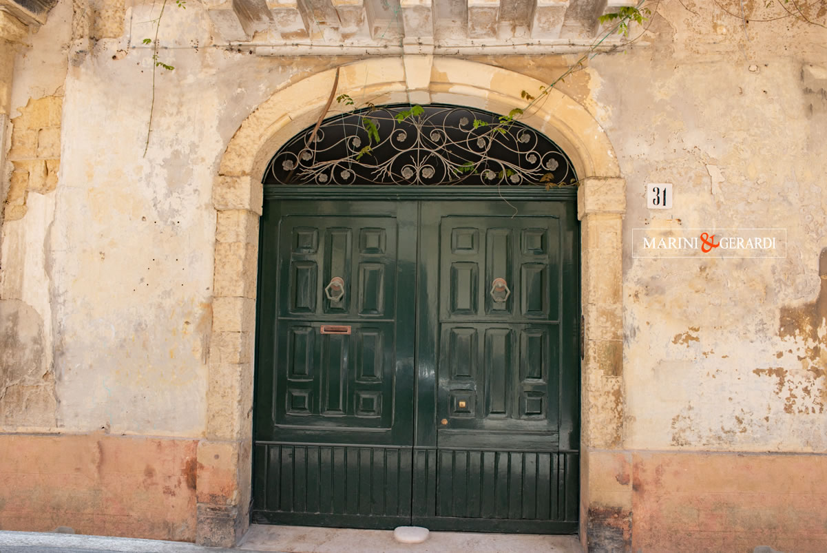 Portone in legno massello bugne scolpite