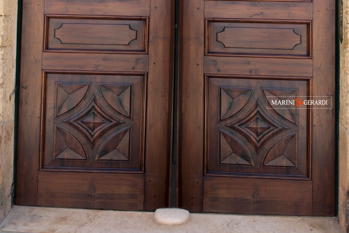 Portone in legno massello da esterno con bugne scolpite epoca 800