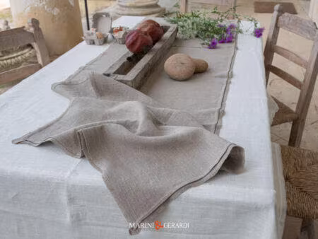Tovaglie bianche eleganti in lino con runner