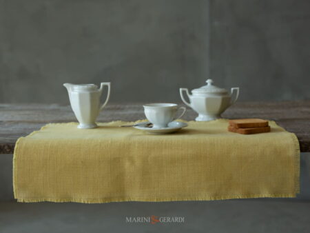 Tovaglietta americana in set in giallo con tovaglioli