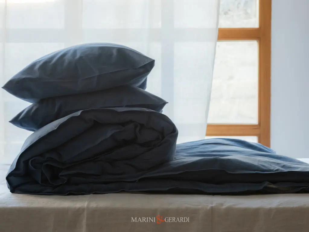 Copripiumino matrimoniale a sacco con bottoni in blu di puro lusso