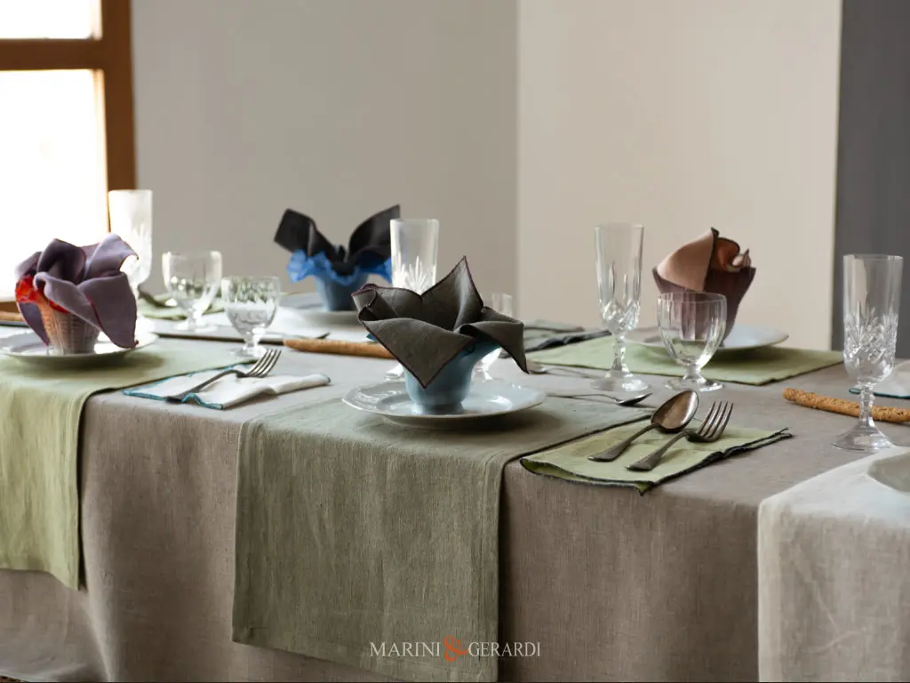 Tovagliato rustico con tovagliette americane verde marcio