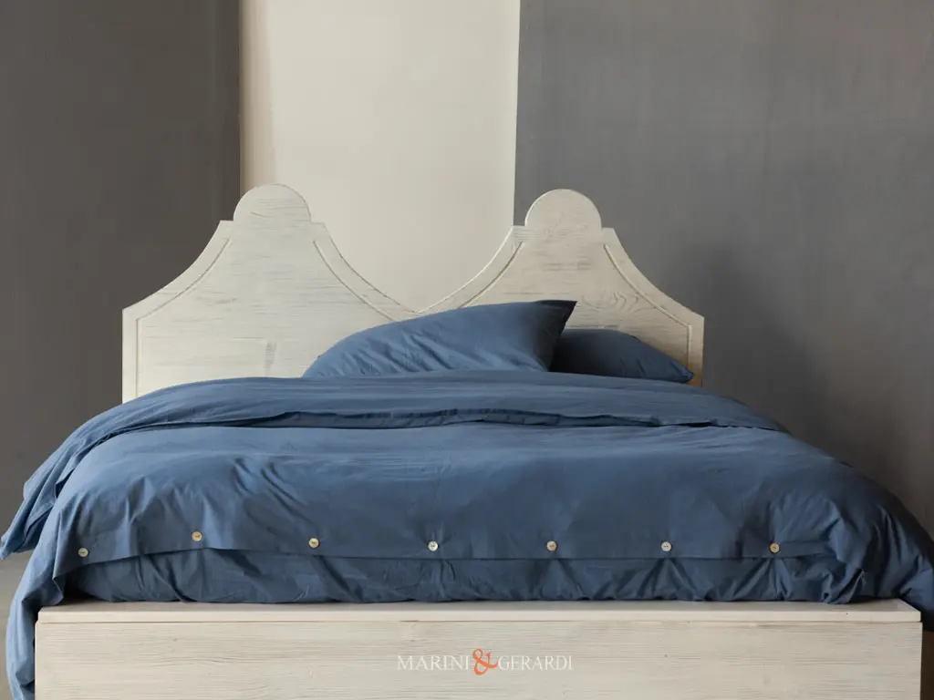 Copripuminì in raso di cotone blu su letto legno massello - Marini&Gerardi