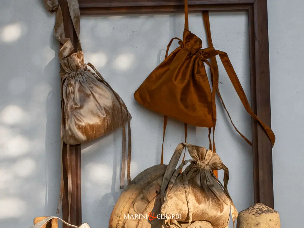 Borse a sacchetto in seta moderne eleganti con laccetti