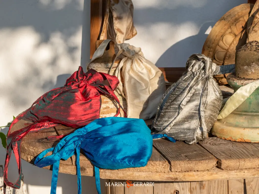 Borse sacchetto seta moderne eleganti con laccetti blu ruggine