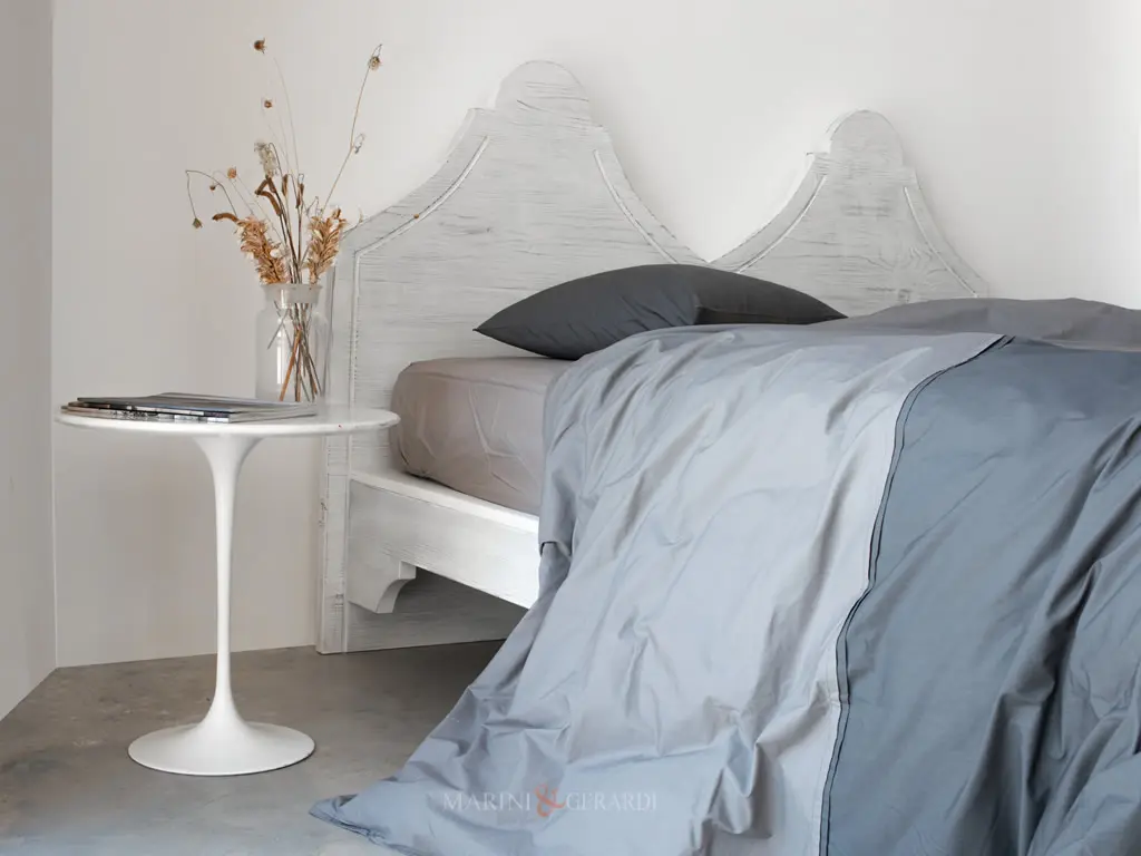 Letti in legno massello spalla doppia sagomata in bianco