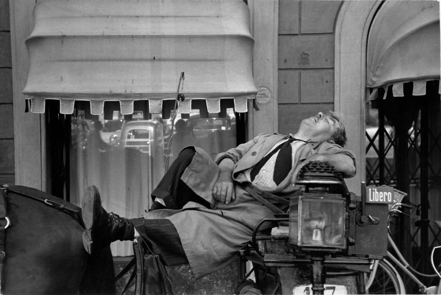 Cocchiere stanco in piazza di sopagna a roma 1951