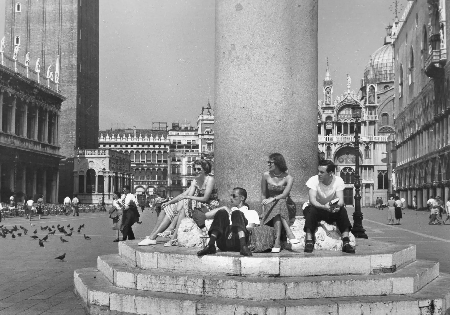 Turisti che riposano venezia 1951