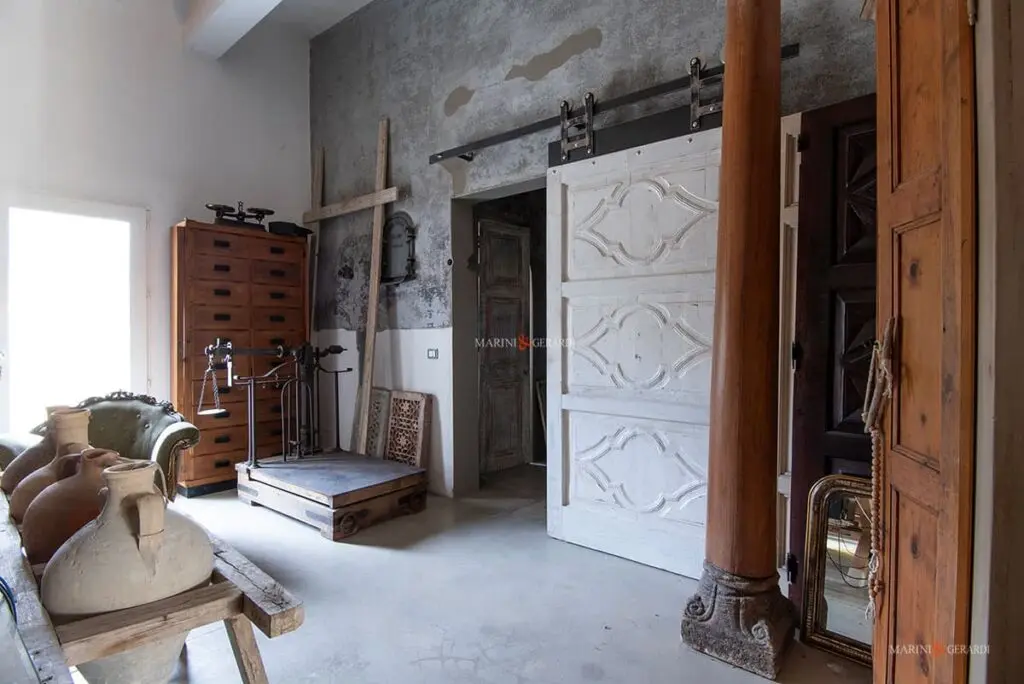 Porta scorrevole scolpita bilancia archivio legno anni 40 colonne
