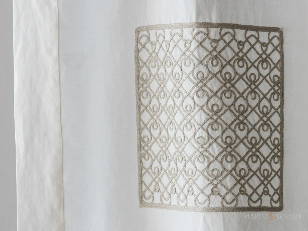 Tendine di lino ricamate con trenetta applicata ecru