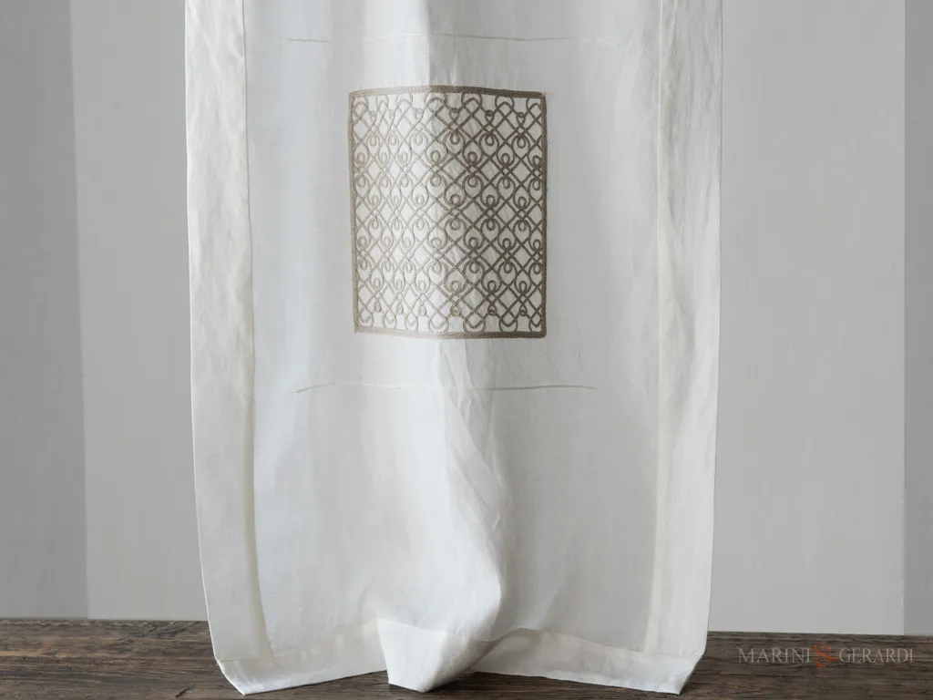 Tendine in lino ricamate con trenetta applicata ecru