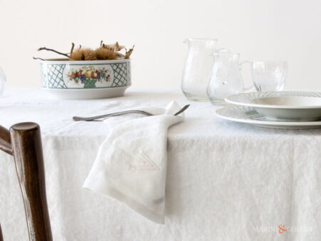 Tovaglia bianca elegante con tovaglioli extra lusso