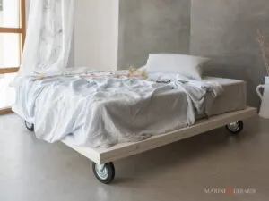 Letto singolo con rotelle struttura in legno massello