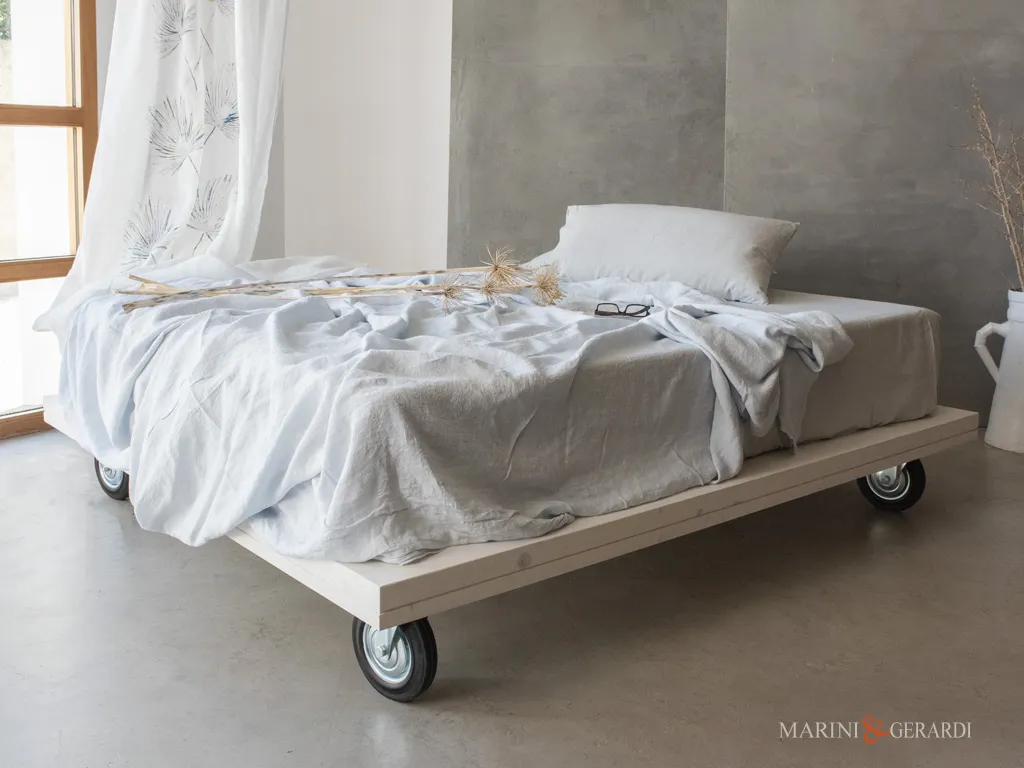 Letto singolo con rotelle struttura in legno massello