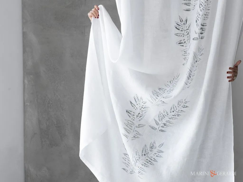 Modelli di tende per soggiorno bianche in lino design foglie