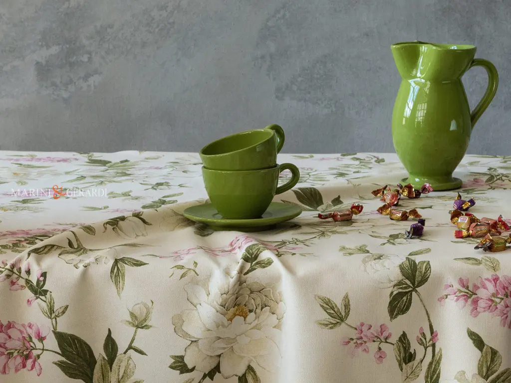 Tovaglia a fiori per tavolo rettangolare con tazze verdi