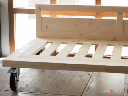 Divano letto su ruote metalliche spalla in legno