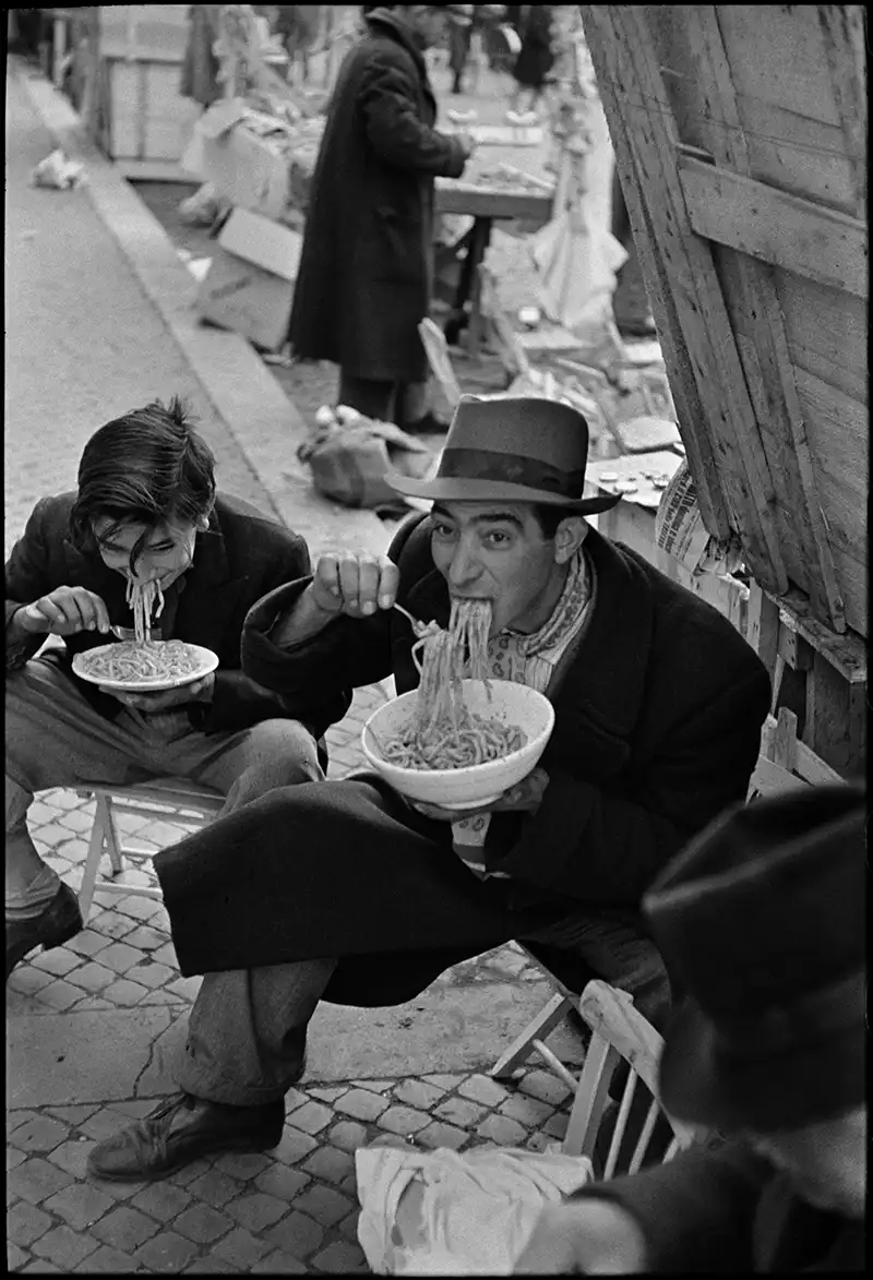 La festa della befana piazza navona roma 1951 henri cartier bresson