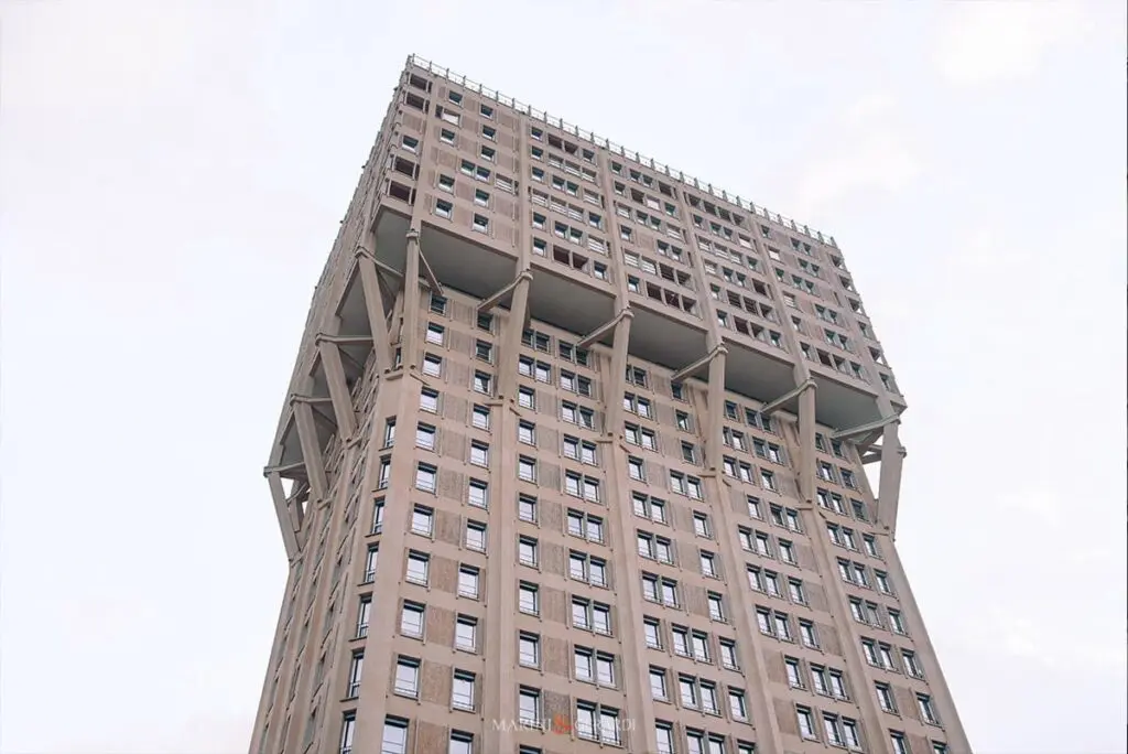 Torre velasca grattacielo architettura brutalista milano
