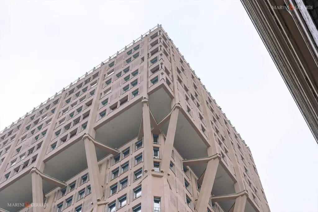 Torre velasca grattacielo con le bretelle milano