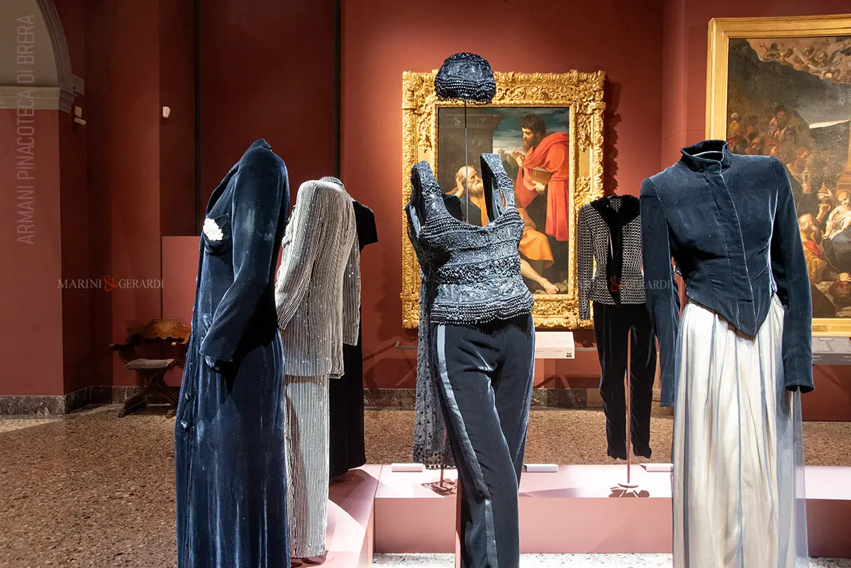 Giorgio armani. milano per amore a brera gli abiti