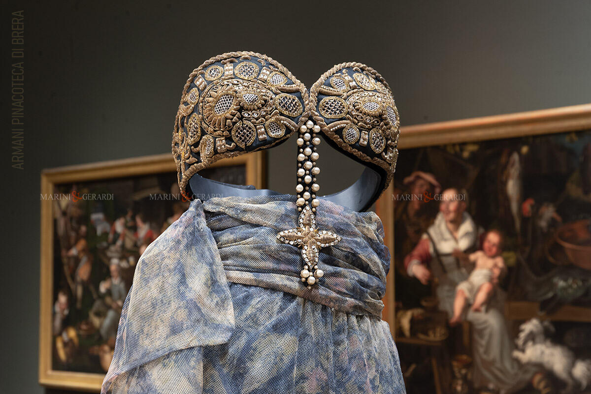 Giorgio armani pinacoteca brera milano mostra abito donna con diadema a croce
