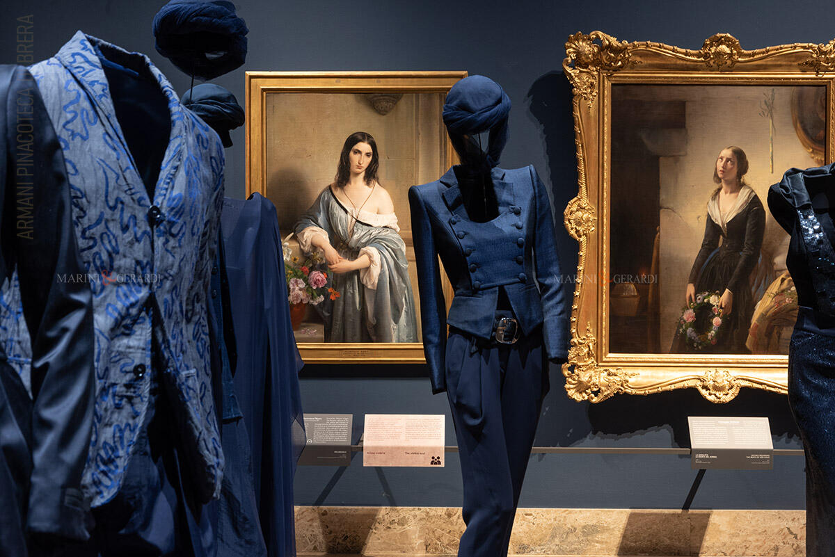 Giorgio armani pinacoteca brera milano mostra abito donna uomo in blu