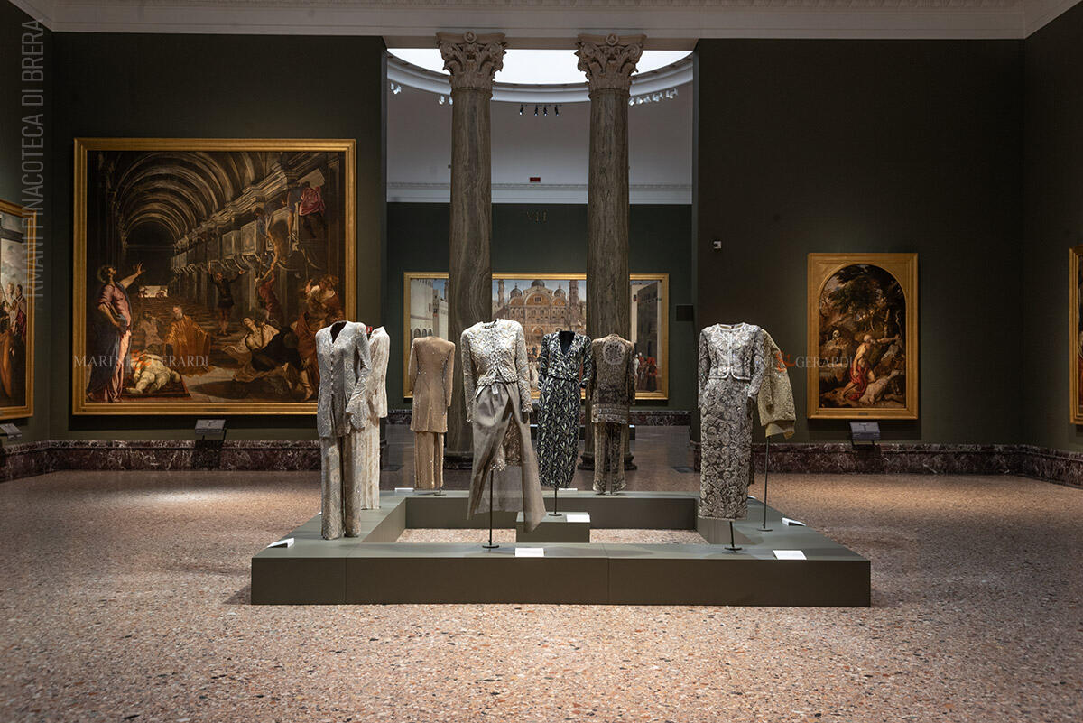Giorgio armani pinacoteca brera milano mostra interno con abiti donna