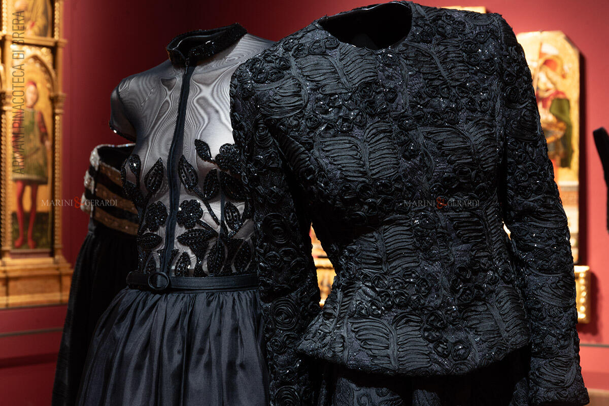 Giorgio armani pinacoteca brera milano mostra settembre 2005 abiti donna in nero con ricamo