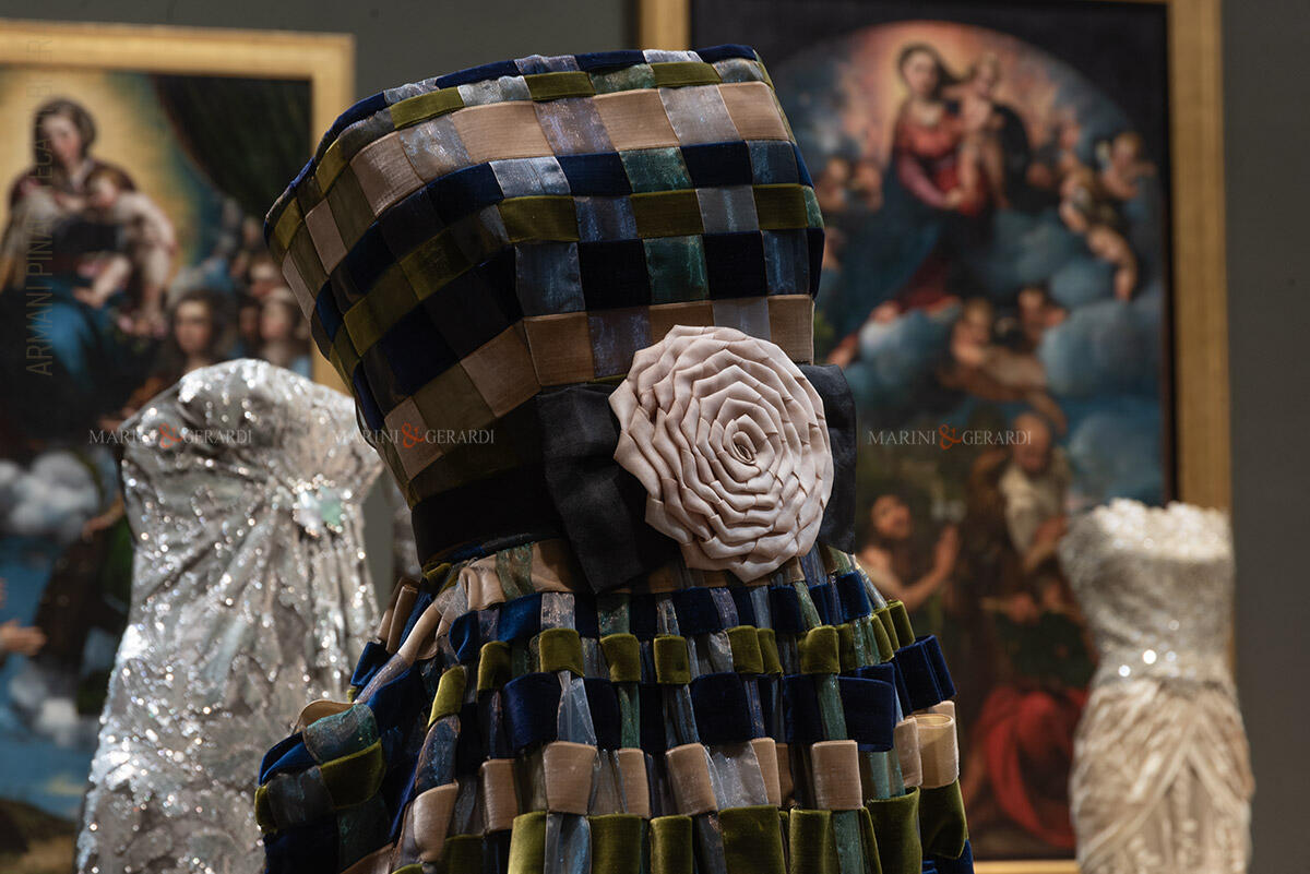 Giorgio armani pinacoteca brera milano mostra settembre 2005 abito donnai