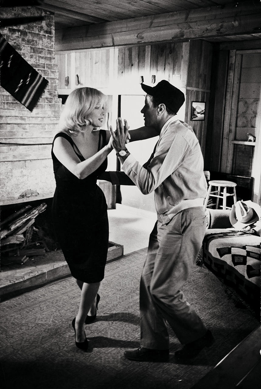 Inge morath 1923–2002 marilyn monroe che balla con eli wallach