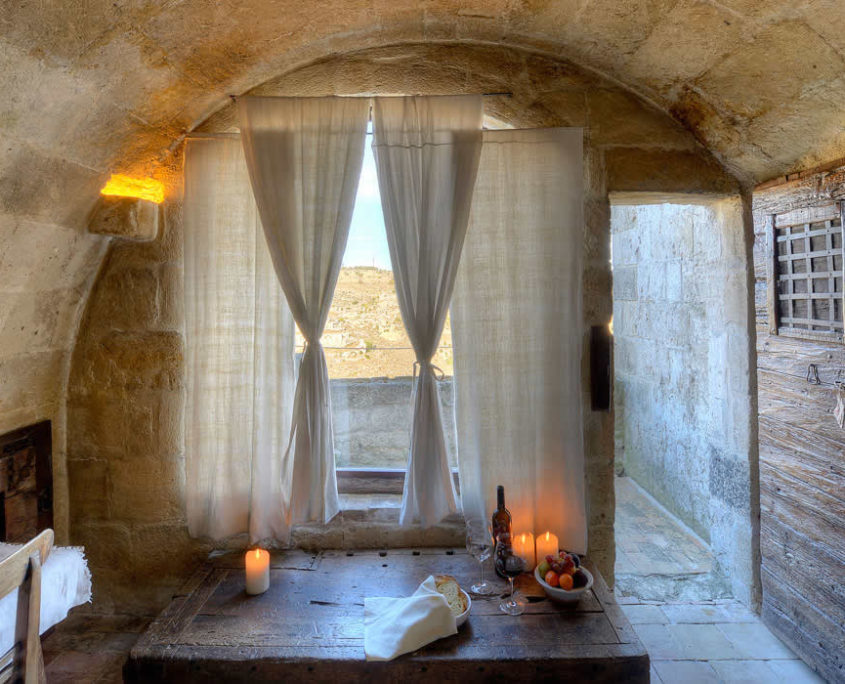 Stanza da letto classic in grotta con Tenda in Lino Grezzo