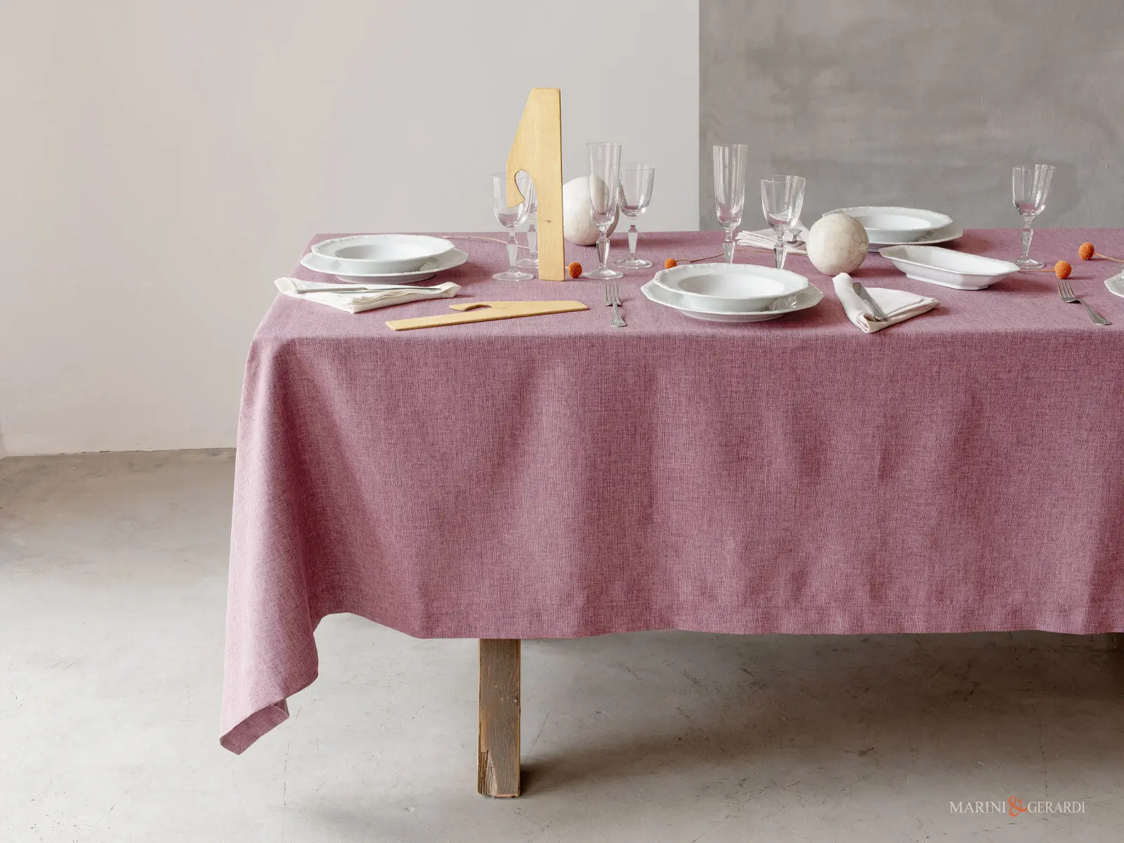 Particolare bordo alto sartoriale tovaglia malva