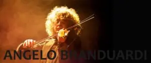 Angelo branduardi durante un concerto con il violino