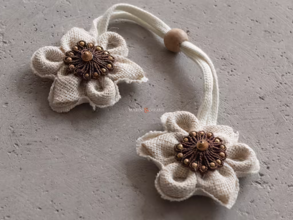 Calamite per tende lunghe in fiore eleganza con un tocco magico pic