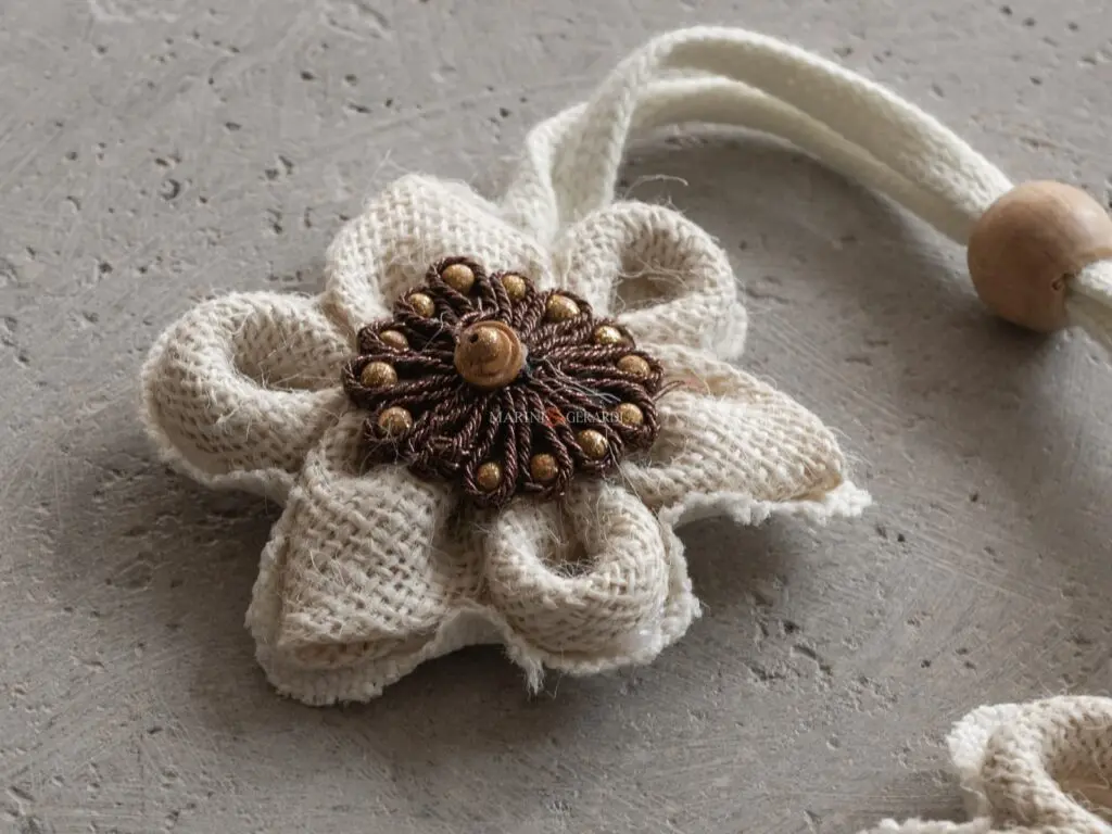 Calamite per tende lunghe in fiore particolare