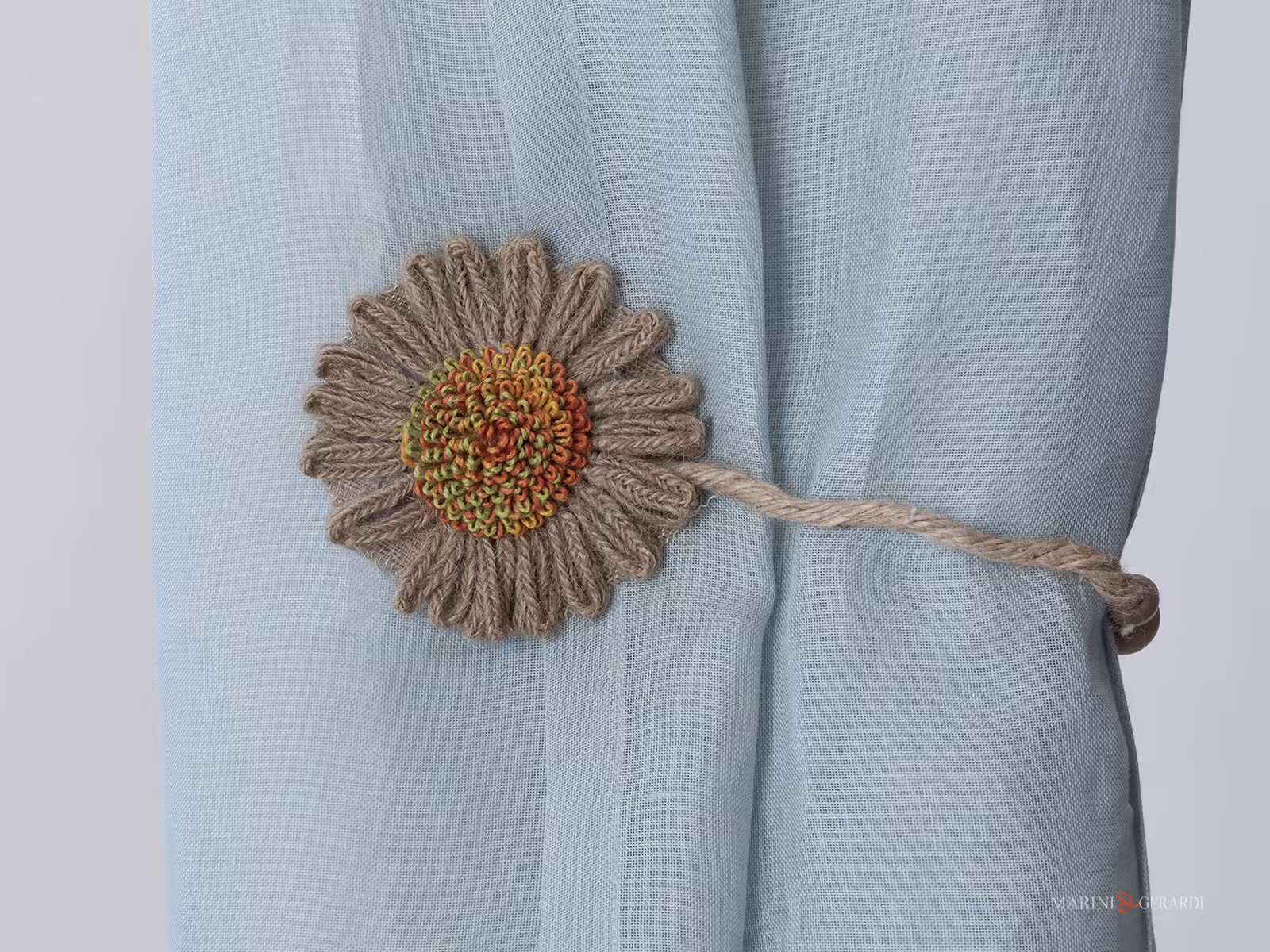 Fermarenda con calamita per tende sempre perfette.