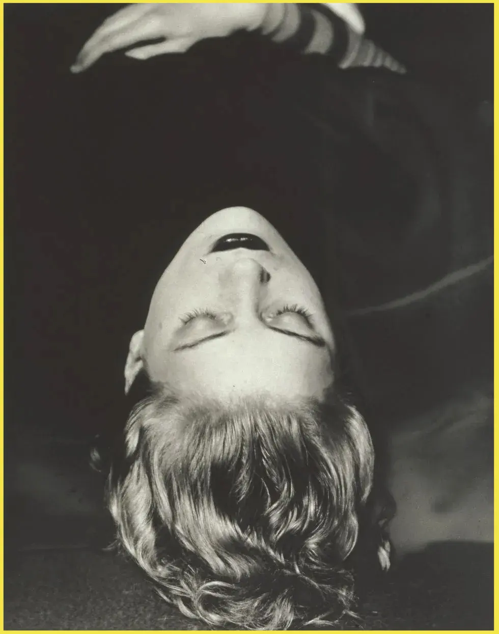 Ritratto di Lee Miller testa rovesciata di Man Ray 1929