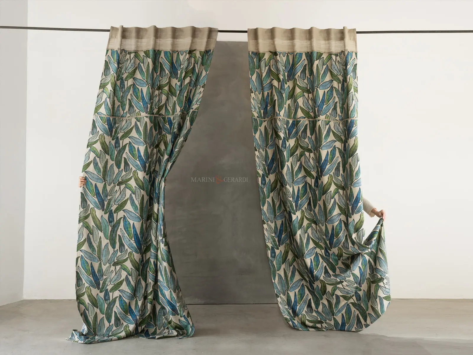 Tende da interni moderni semi oscuranti con foglie verdi mantovana