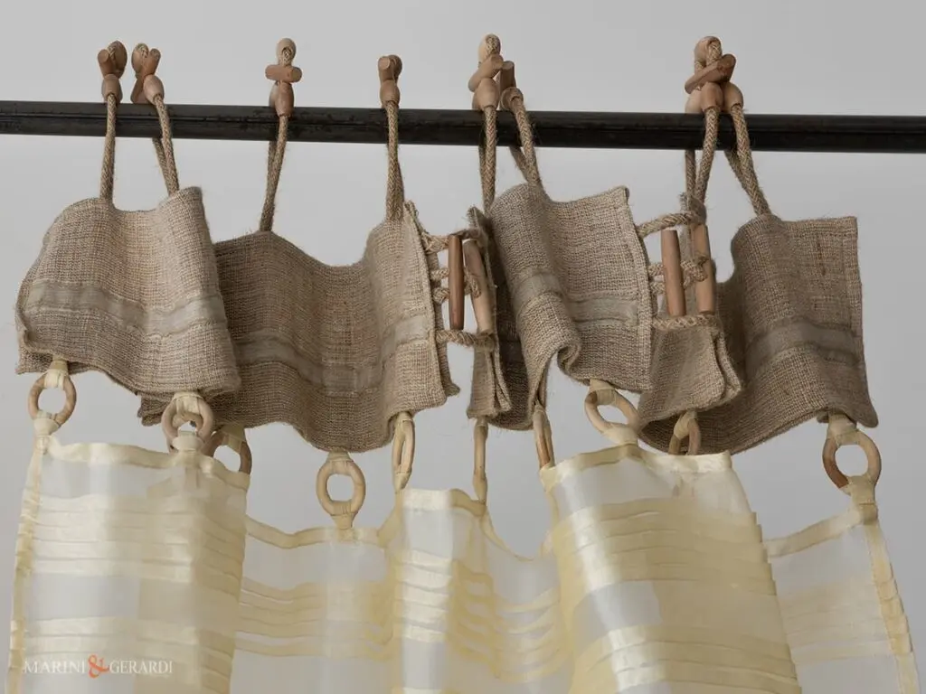 Tende organza moderne in giallo con mantovana accessori legno